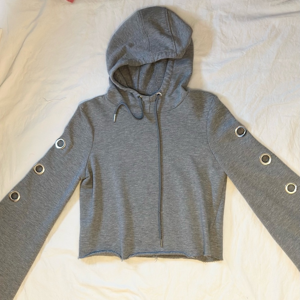 Grey cropped hoodie with flare long sleeves and metal work